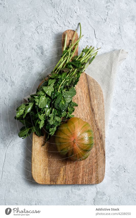 Frische Tomate und Minze auf Holzbrett frisch Gemüse Lebensmittel natürlich Schneidebrett organisch Streifen vorbereiten Gesundheit Mahlzeit Bestandteil Vitamin