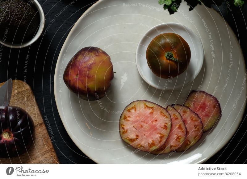 Schwarze Tomaten und Avocado auf dem Tisch Minze frisch Gemüse Lebensmittel vorbereiten schwarz natürlich Gesundheit Mahlzeit Bestandteil organisch Vitamin