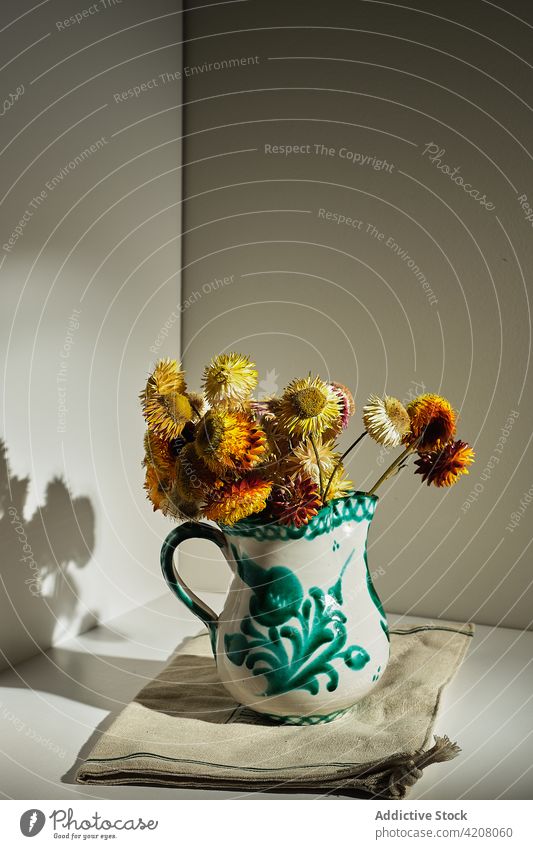 Strohblumen in Keramikkrug auf Tisch Blume Kannen Blumenstrauß Haufen Krug geblümt Blütezeit frisch Sonnenlicht natürlich Dekor heimwärts organisch