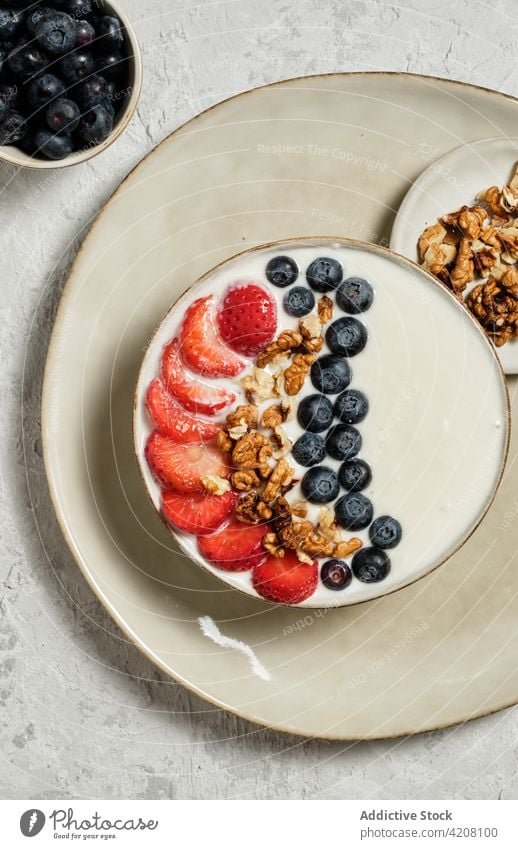 Frühstücksschüssel mit Beeren und Joghurt Schalen & Schüsseln Gesundheit Müsli Lebensmittel Vitamin natürlich Mahlzeit Morgen lecker frisch Blaubeeren Erdbeeren