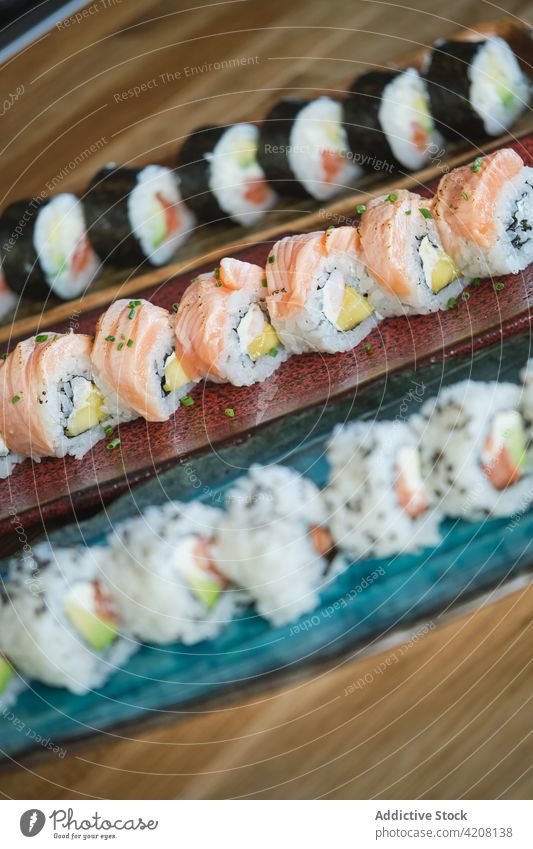 Leckere Sushi-Teller im Restaurant Vorderansicht Platten Varieté japanisches Restaurant viele Gesundheit Saatgut Reis Japanisches Essen Lachs Meeresfrüchte