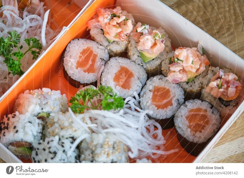 Detail einer Box mit verschiedenen Sushi Draufsicht Reis Lachs Seegras Fisch Meeresfrüchte japonisches Essen Varieté viele lecker Japanisches Essen