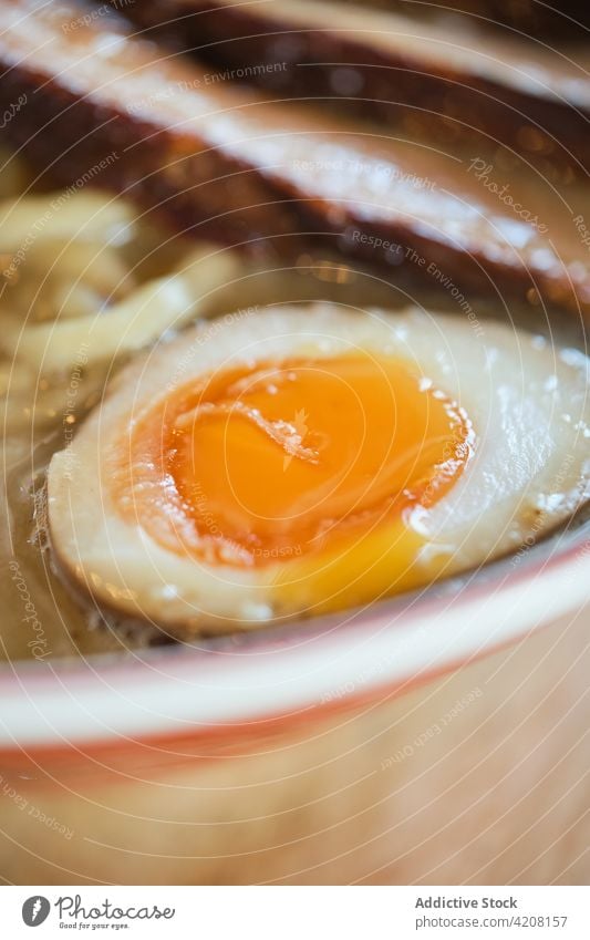 Detail der leckeren Ramen-Suppe Nahaufnahme abschließen Ei Makro Japanisches Essen asiatisch Restaurant Gekochtes Ei Wackelpeter Nudelsuppe japanische Suppe