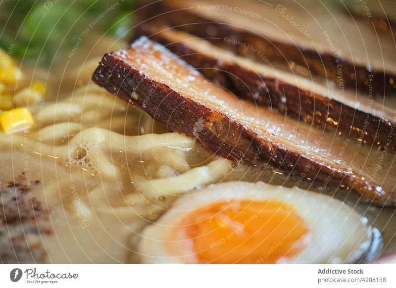 Detail der leckeren Ramen-Suppe Nahaufnahme abschließen Ei Makro Japanisches Essen asiatisch Restaurant Gekochtes Ei Wackelpeter Nudelsuppe japanische Suppe
