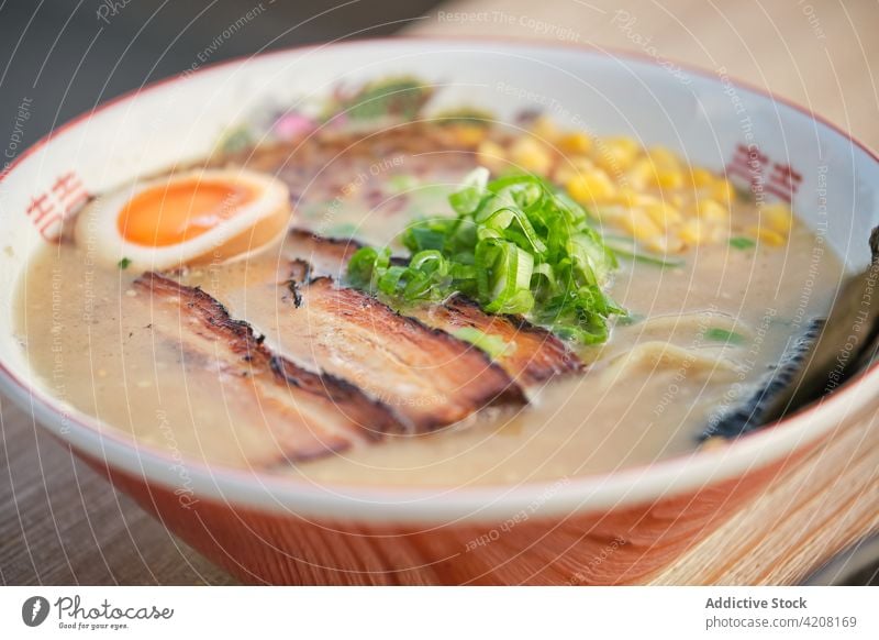 Detail der leckeren Nudelsuppe Nahaufnahme Makro Suppe Ramen Ramen-Suppe Ei Japanisches Essen asiatisch Restaurant Gekochtes Ei Wackelpeter japanische Suppe