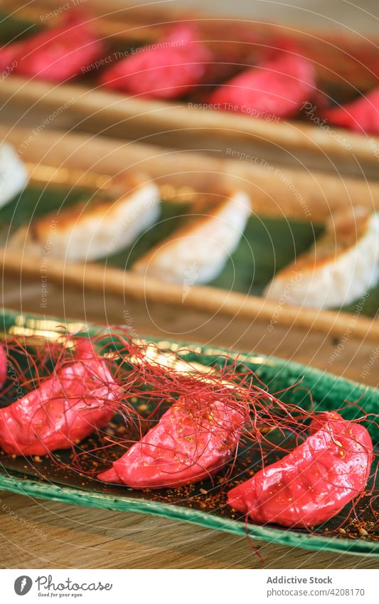 Detail von Yummy Japanese Food Nahaufnahme Sushi Vorderansicht lecker Mahlzeit Restaurant gyozas Lebensmittel Gesundheit Fisch Küche frisch Teller rollen maki
