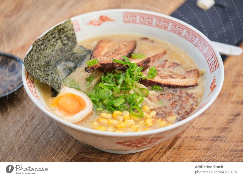 Ramen-Suppe mit gekochtem Ei lecker Makro Japanisches Essen asiatisch Restaurant Gekochtes Ei Wackelpeter Nudelsuppe japanische Suppe Orientalisch geschmackvoll
