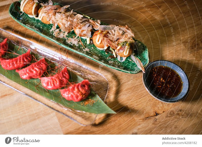 Leckere Sushi-Teller im Restaurant Draufsicht lecker Mahlzeit gyozas Lebensmittel Gesundheit Fisch Küche frisch rollen maki Amuse-Gueule Japan Feinschmecker