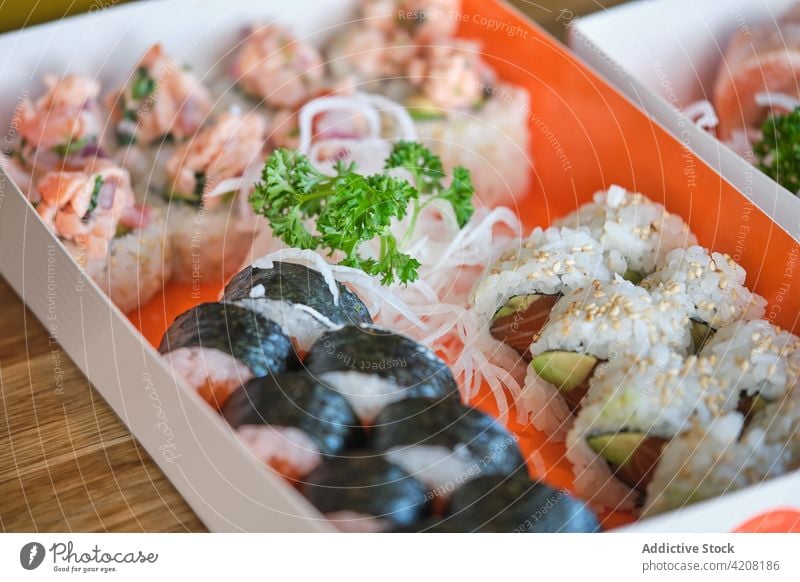 Detail einer Box mit verschiedenen Sushi Draufsicht Reis Lachs Seegras Fisch Meeresfrüchte japonisches Essen Varieté viele lecker Japanisches Essen