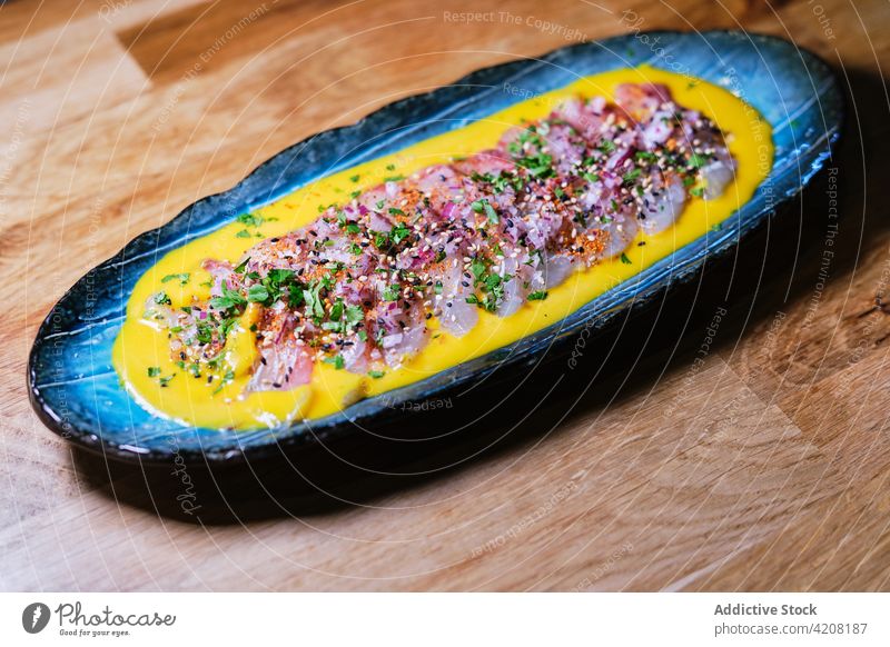 Leckerer Teller mit japanischem Essen Draufsicht lecker modern farbenfroh Meeresfrüchte Japanisches Essen asiatisch Restaurant Vorbereitung Mahlzeit Speise