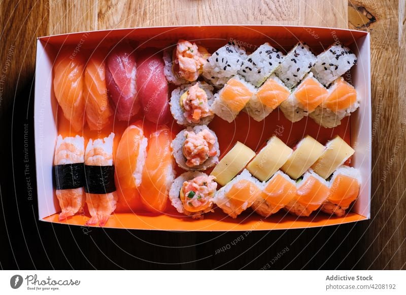 Detail einer Box mit verschiedenen Sushi Ansicht von oben Reis Lachs Seegras Fisch Meeresfrüchte japonisches Essen Varieté viele lecker Japanisches Essen