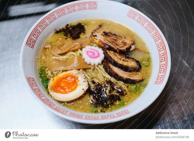 Leckere japanische Ramen-Suppe Ei lecker Makro Japanisches Essen asiatisch Restaurant Gekochtes Ei Wackelpeter Nudelsuppe japanische Suppe Orientalisch
