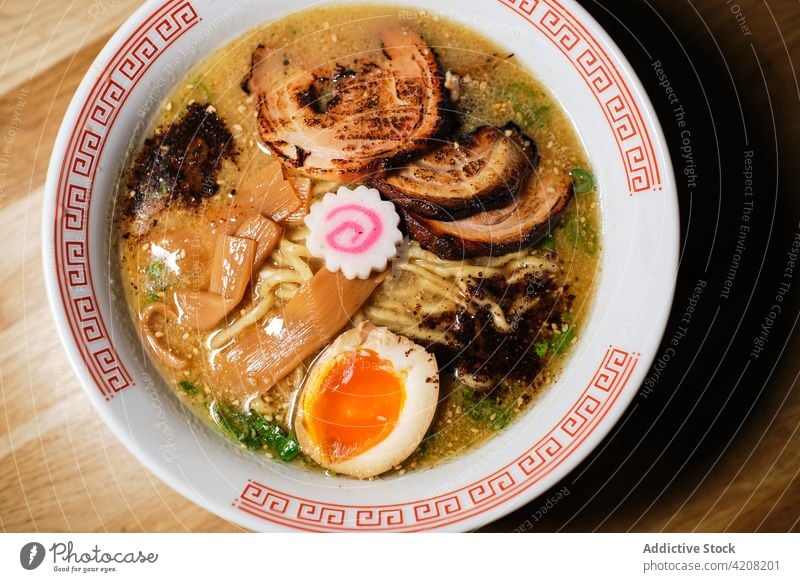 Leckerer japanischer Ramen-Suppenteller Ei lecker Makro Japanisches Essen asiatisch Restaurant Gekochtes Ei Wackelpeter Nudelsuppe japanische Suppe Orientalisch
