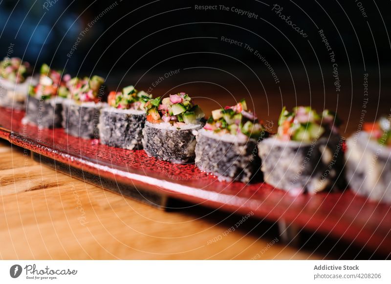 Detail eines köstlichen Tellers mit Sushi Makro Restaurant lecker Japanisches Essen farbenfroh Reis Nahaufnahme asiatisch Mahlzeit Küche Fisch rollen