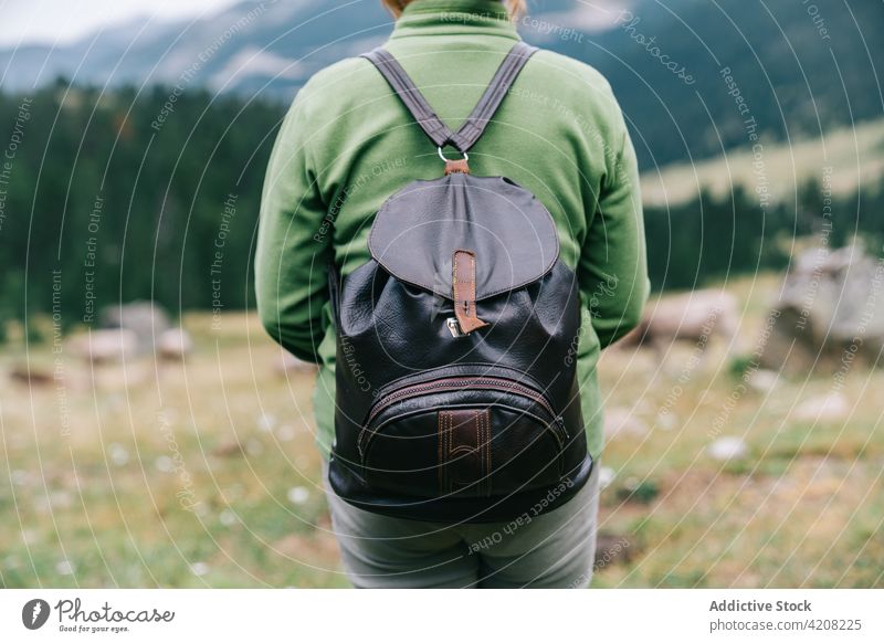 Unbekannte Frau im Hochland stehend Energie Trekking malerisch Tourismus Vitalität Natur Aktivität Fernweh Pyrenäen Abenteuer bewundern Ausflug genießen Ufer