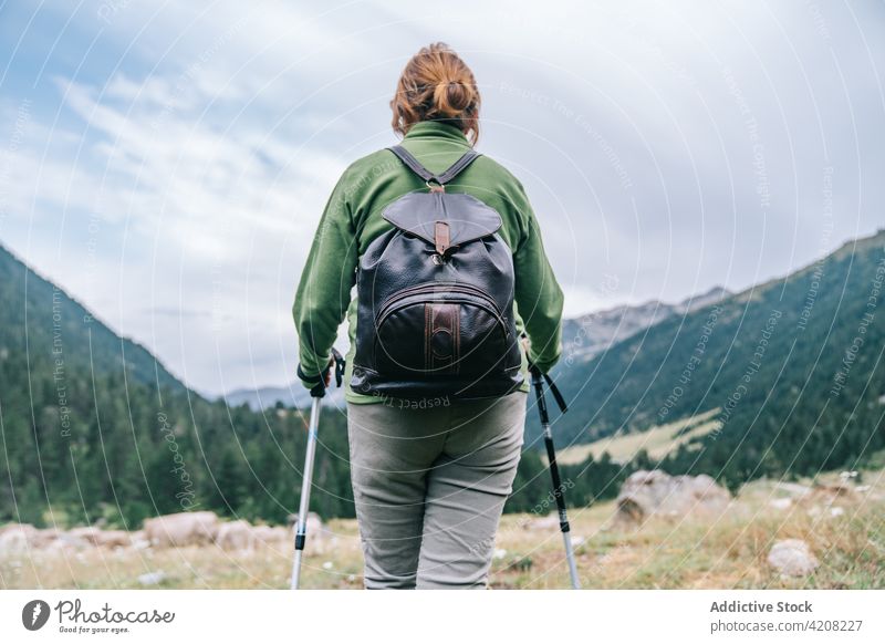 Unbekannte Frau mit Wanderstöcken im Hochland Stangengehen Energie Trekking malerisch stehen Tourismus Vitalität Natur Aktivität Fernweh Pyrenäen Abenteuer