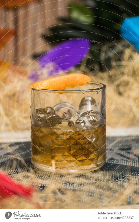 Tiki-Glas mit alkoholischem Getränk tiki Cocktail Becher altmodisch Alkohol bitter trinken Schnaps trocknen Zucker Rum Gras hölzern Zaun Blatt farbenfroh