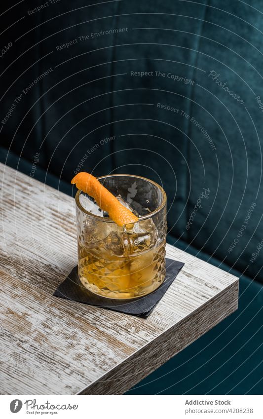 Tiki-Glas mit alkoholischem Getränk tiki Cocktail Becher altmodisch Alkohol bitter trinken Schnaps trocknen Zucker Rum hölzern Kristalle Erfrischung