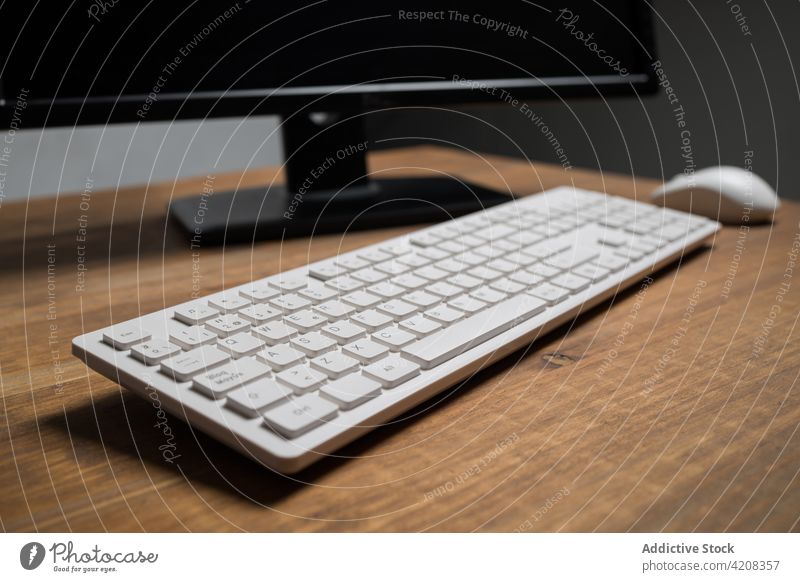 Tastatur mit Maus auf dem Schreibtisch angeordnet Keyboard Monitor Computer Büro Arbeitsplatz elektronisch Job digital Dekoration & Verzierung