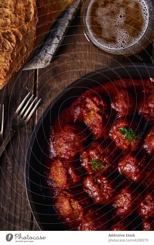 Nahaufnahme eines Tellers mit Hackbraten und Tomate von oben gesehen Fleischbällchen Abendessen Lebensmittel Petersilie Rindfleisch Saucen selbstgemacht rot