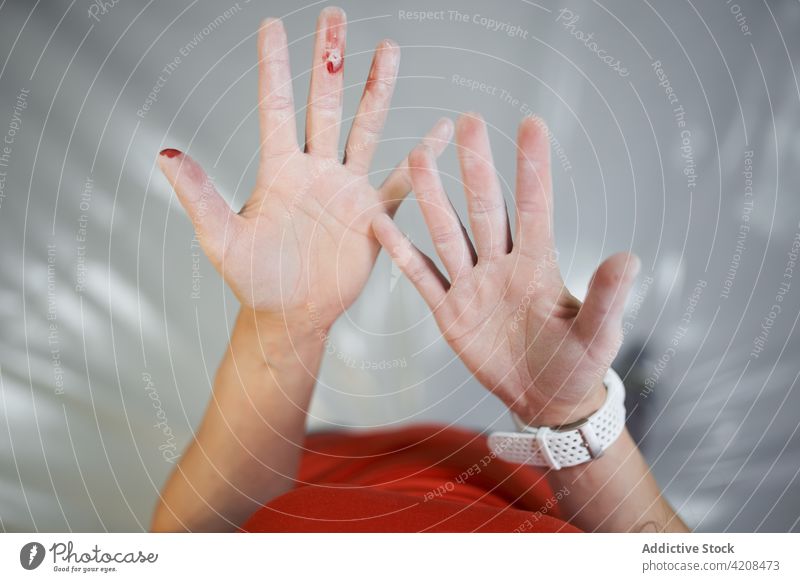 Crop-Frau zeigt Hände in Kreide manifestieren Training Blut vorbereiten Athlet Fitnessstudio physisch zeigen Schmerz Alpinismus Gesundheit Sport Stärke