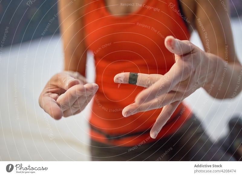 Crop-Frau zeigt Hände in Kreide manifestieren Training Blut vorbereiten Athlet Fitnessstudio physisch zeigen Schmerz Alpinismus Gesundheit Sport Stärke