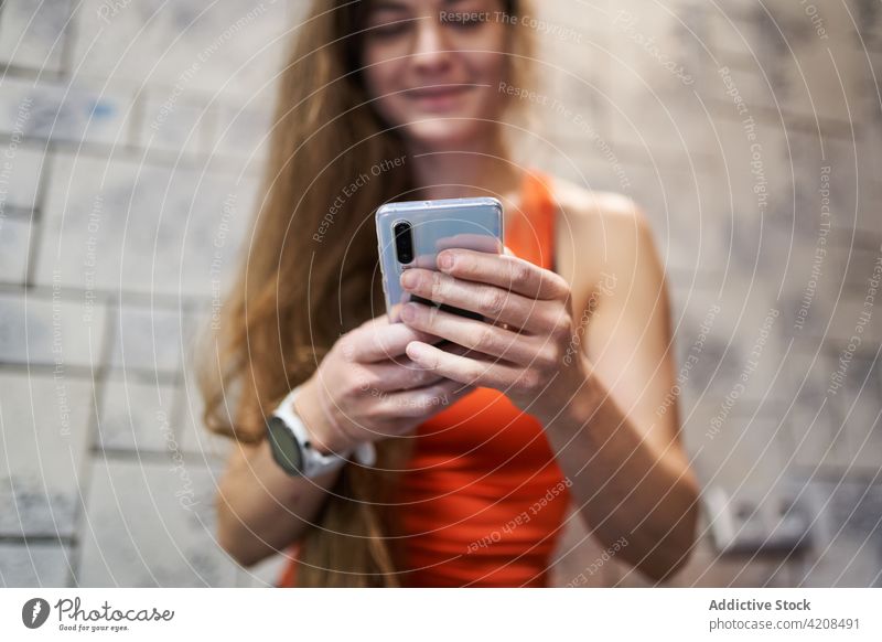 Crop-Frau beim Surfen auf dem Smartphone im Zimmer Browsen Nachricht Gerät intelligente Uhr online Kommunizieren Talkrunde Apparatur Mobile Telefon Raum