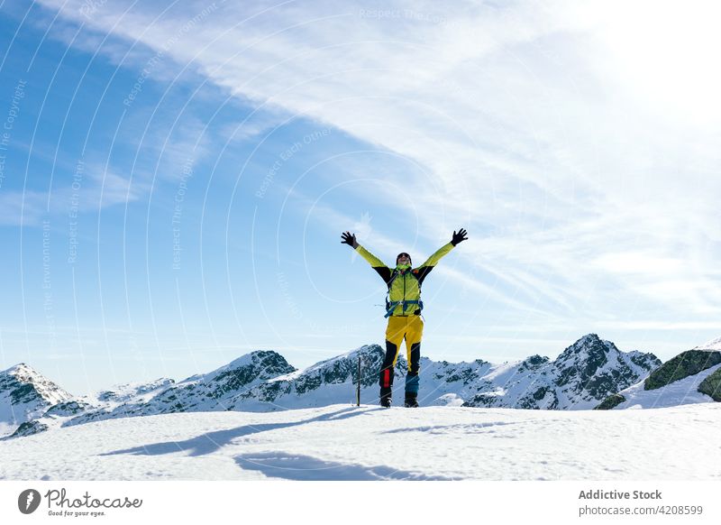 Glücklicher Bergsteiger genießt die Freiheit in verschneiten Bergen Schnee Berge u. Gebirge Aufsteiger Mann aktiv Reisender Felsen Natur männlich Landschaft