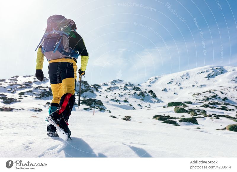 Verschneite Berglandschaft mit anonymen Reisenden Berge u. Gebirge Schnee Felsen Bergsteiger Aufsteiger Gipfel Landschaft wild sonnig aktiv Reisender