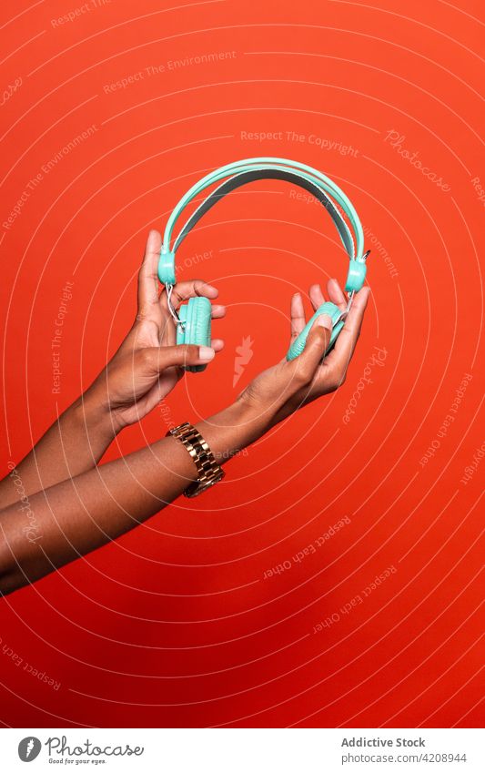 Unkenntlich gemachte schwarze Frau, die moderne Kopfhörer vorführt zuhören manifestieren Musik ausdehnen Audio Headset Apparatur Drahtlos unterhalten Gesang