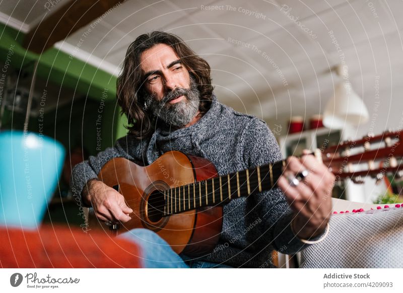 Älterer hispanischer Musiker stimmt Gitarre zu Hause Melodie akustisch Kunst Laptop Mann heimwärts ethnisch Klang Musical Instrument klassisch Netbook Stativ