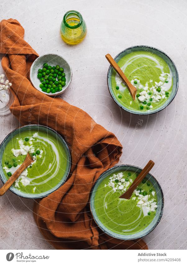 Leckere Erbsensuppe in Schüsseln auf dem Tisch Suppe Sahne Schalen & Schüsseln grün lecker dienen Speise frisch organisch geschmackvoll Lebensmittel Mahlzeit