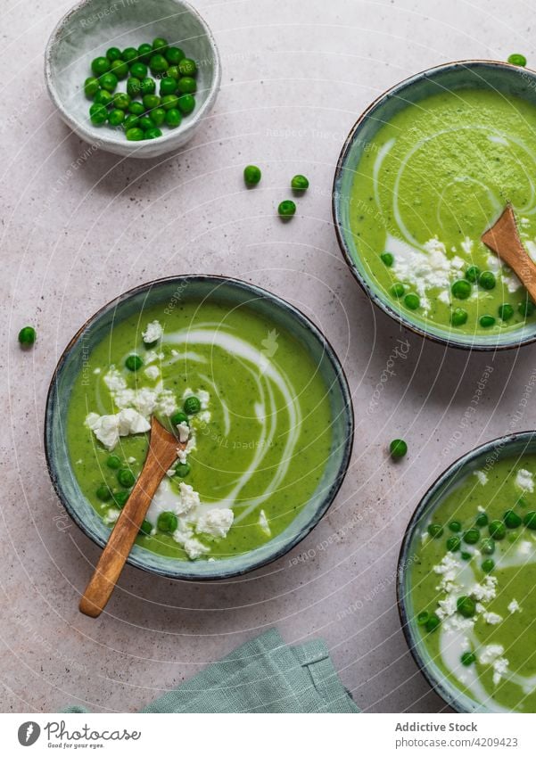 Leckere Erbsensuppe in Schüsseln auf dem Tisch Suppe Sahne Schalen & Schüsseln grün lecker dienen Speise frisch organisch geschmackvoll Lebensmittel Mahlzeit