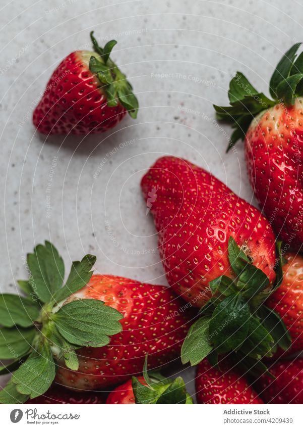 Reife Erdbeeren auf dem Tisch Haufen frisch Beeren Ernte süß Leckerbissen lecker geschmackvoll gesunde Ernährung Lebensmittel Küche Vitamin reif natürlich