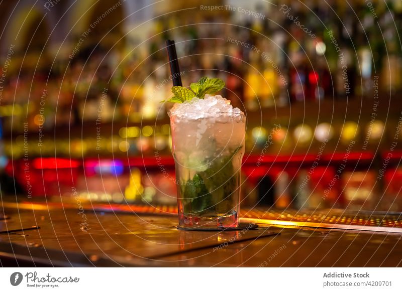 Schöner professioneller Mojito-Cocktail, dekoriert mit Minzblättern in der Bar Alkohol alkoholisch Aperitif Barista Barmann Barkeeper Getränk Business Club