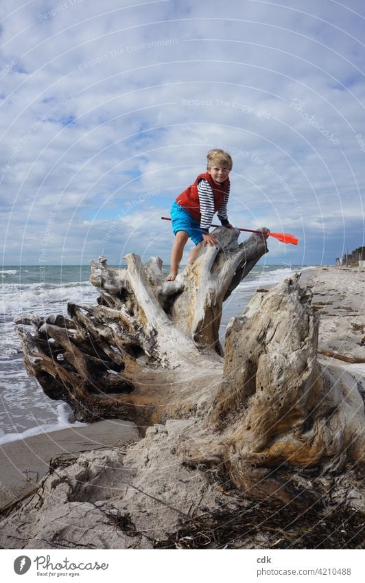 Kindheit | Sommerglück am Meer Urlaub Ferien Ostsee Strand Wasser Junge Sand Holz klettern genießen spielen barfuß Freude gute Laune entdecken Strandspaziergang