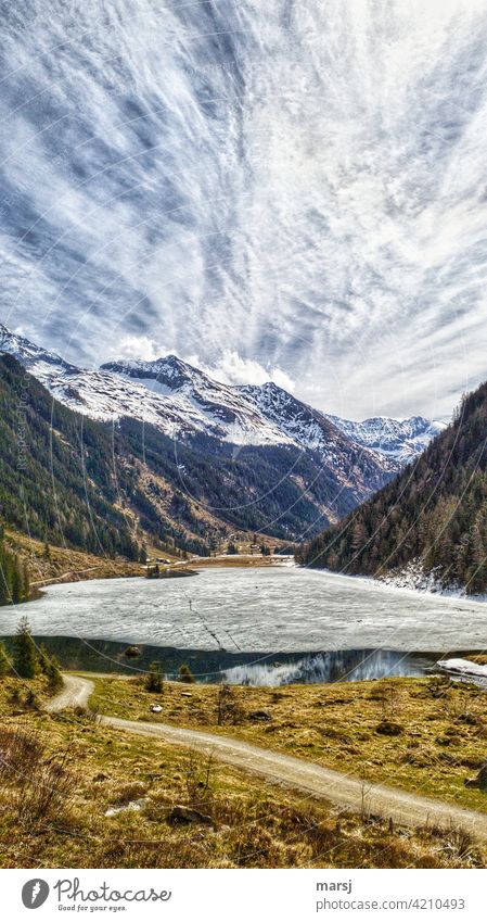 Frühlingserwachen am Riesachsee. Teilweise zugefrorener Gebirgsee, eingebettet in den Alpen. Gebirgssee Natur harmonisch Leben Lebensfreude Frühlingstag