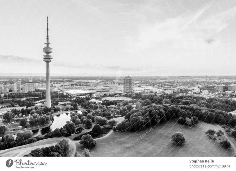 Luftaufnahme über die schöne bayerische Stadt München mit ihrem beliebten Tourismus-Hotspot am Olympiapark und dem hohen Turm an einem hellen Tag. Sonne Ansicht