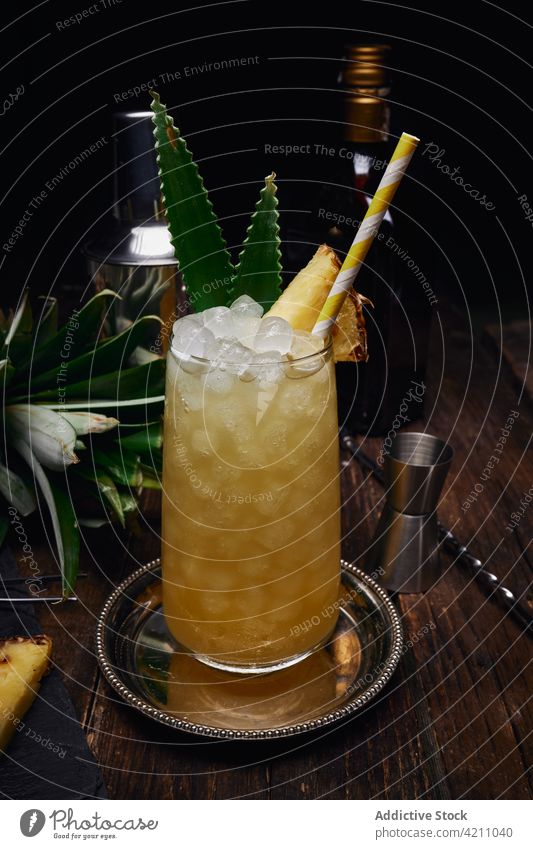 Tablett mit Cocktail dekoriert mit Ananas in der Nähe von Flasche und Shaker Glas Stroh Bar Schüttler Tisch Alkohol Vegetarier mischen Restaurant dekorieren
