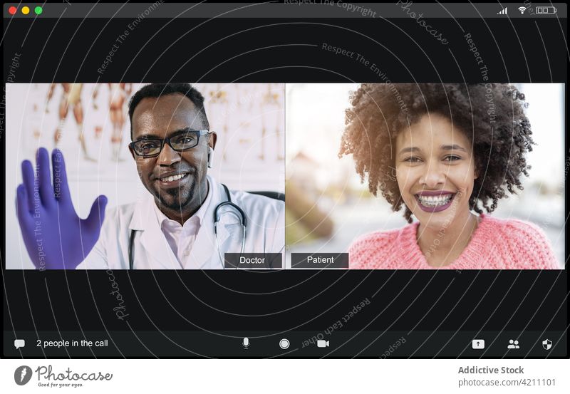 Glücklicher junger schwarzer Arzt und Patientin, die während einer Online-Konsultation in die Kamera lächeln Mann Frau Telemedizin Videoanruf Wellenhand Lächeln