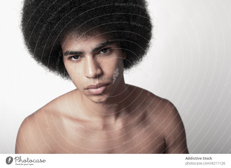 Maskulines afroamerikanisches Modell mit nacktem Oberkörper nackter Torso Sixpack maskulin Macho selbstbewusst Afro-Look Frisur Mann Porträt passen ohne Hemd