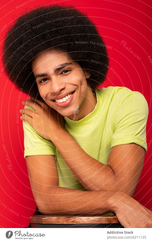 Glücklicher schwarzer Mann mit Afrofrisur Stil Individualität Afro-Look Frisur eitel cool tausendjährig Porträt Hochmut Afroamerikaner ethnisch selbstbewusst