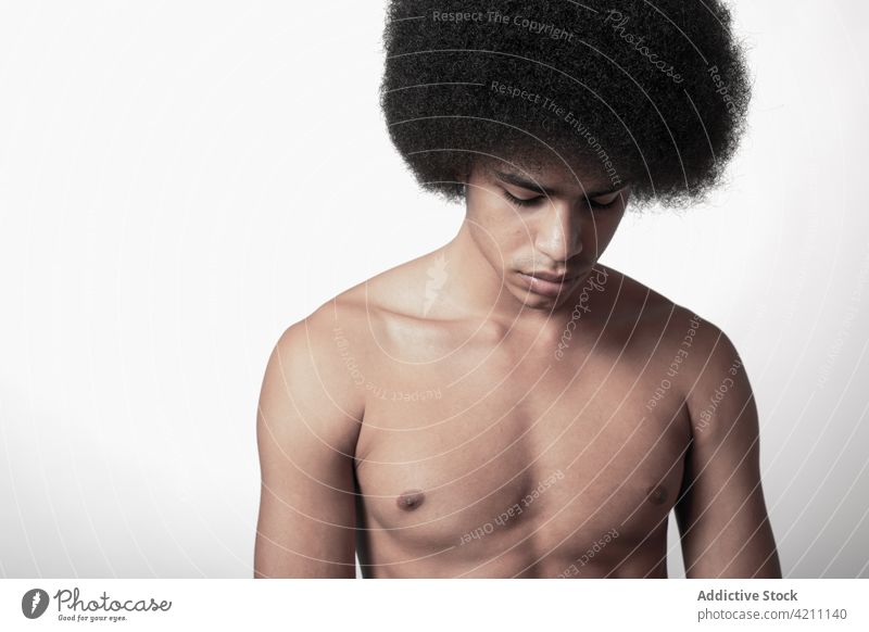 Maskulines afroamerikanisches Modell mit nacktem Oberkörper nackter Torso Sixpack maskulin Macho selbstbewusst Afro-Look Frisur Mann Porträt passen ohne Hemd