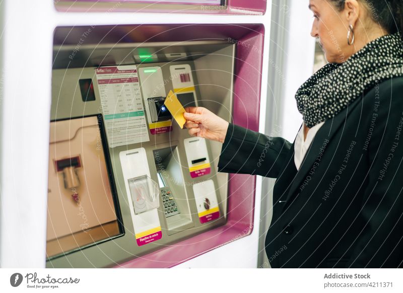 Crop-Frau beim Ticketkauf im Terminal atm kaufen Fahrkarte Reise bezahlen Postkarte Bahnhof Zahlung Passagier elektronisch modern ernst Transaktion automatisch