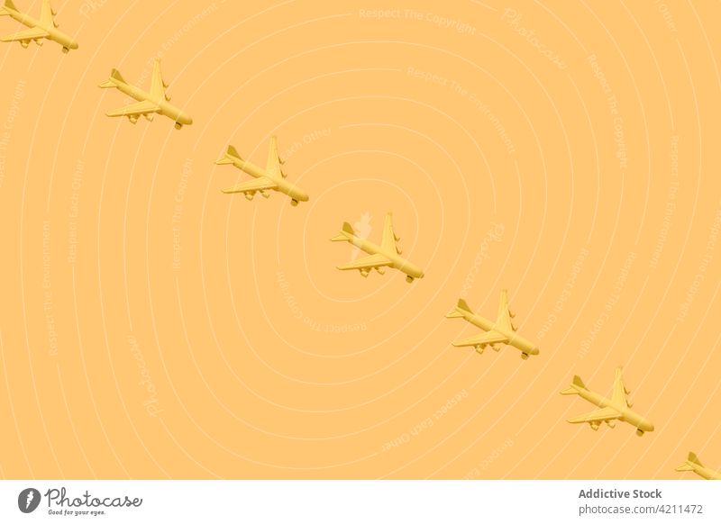 Gelbe Flugzeuge auf gelbem Hintergrund Fluggerät Objekt Konzept sehr wenige Kulisse kreativ Sammlung dekorativ viele Atelier inserieren lebhaft farbenfroh