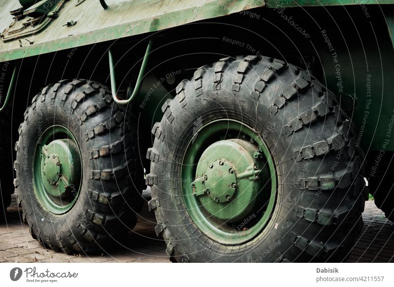 Panzerwagen Detail gepanzert PKW Militär Krieg Rad Reifen Verkehr treten bedrohlich Gefahr Jeep Schmutz Stacheln kämpfen abschließen Scheitel Maschine Transport