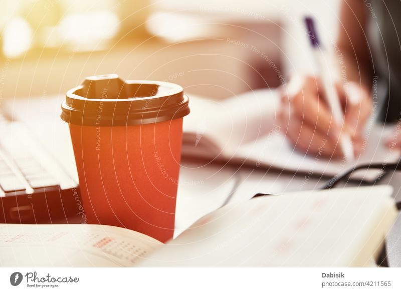 Kaffeetasse auf Büroarbeitsplatz, Nahaufnahme abgelegen Arbeit Arbeitsplatz freiberuflich online lernen Bildung Papier Tasse Business Pause schreiben Laptop