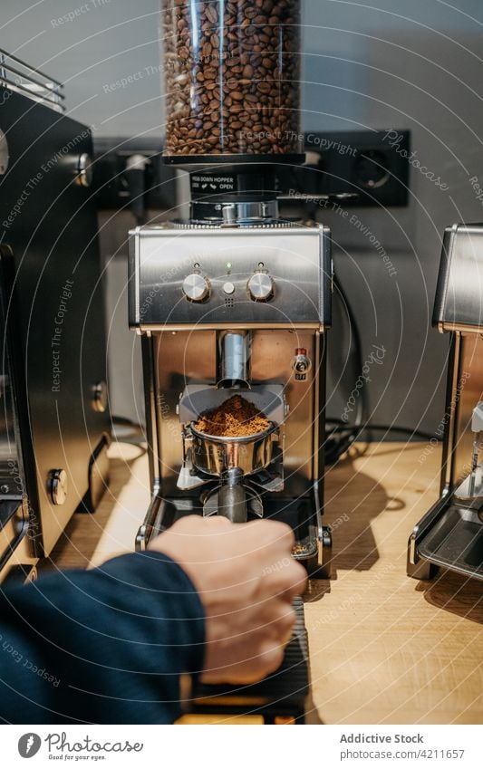 Barista macht Kaffee im Café Schleifmaschine aromatisch frisch vorbereiten professionell Aroma Koffein trinken Arbeit Job Kantine Beruf Gerät Kaffeehaus lecker