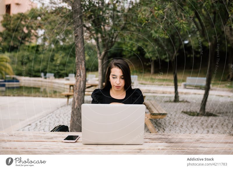 Geschäftsfrau bei der Arbeit im Stadtpark Frau Laptop abgelegen Park Unternehmer Tisch Browsen Fokus Gerät Netbook Business freiberuflich sitzen Beruf Tippen