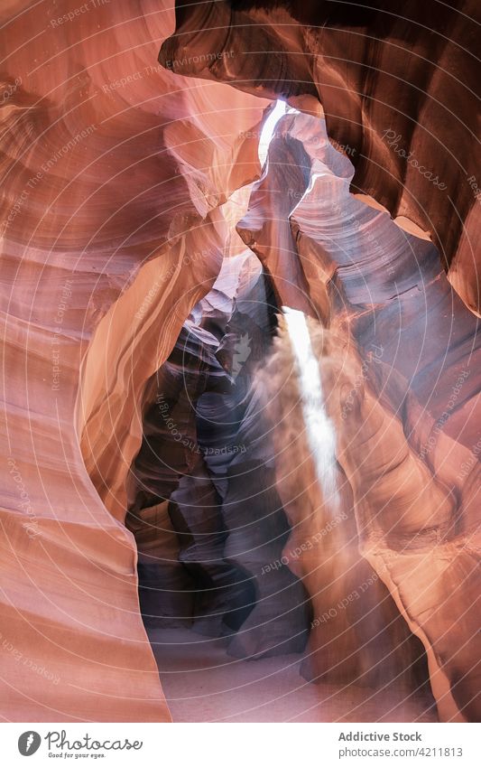 Malerischer Slot Canyon, der vom Tageslicht beleuchtet wird Schlucht eng tief Natur Umwelt malerisch Felsen Oberfläche Formation Park Antelope Canyon Arizona